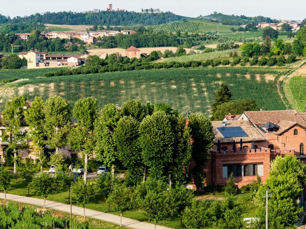 un pueblo con un viñedo y una casa en primer plano en Casa Munfrà, en Cioccaro