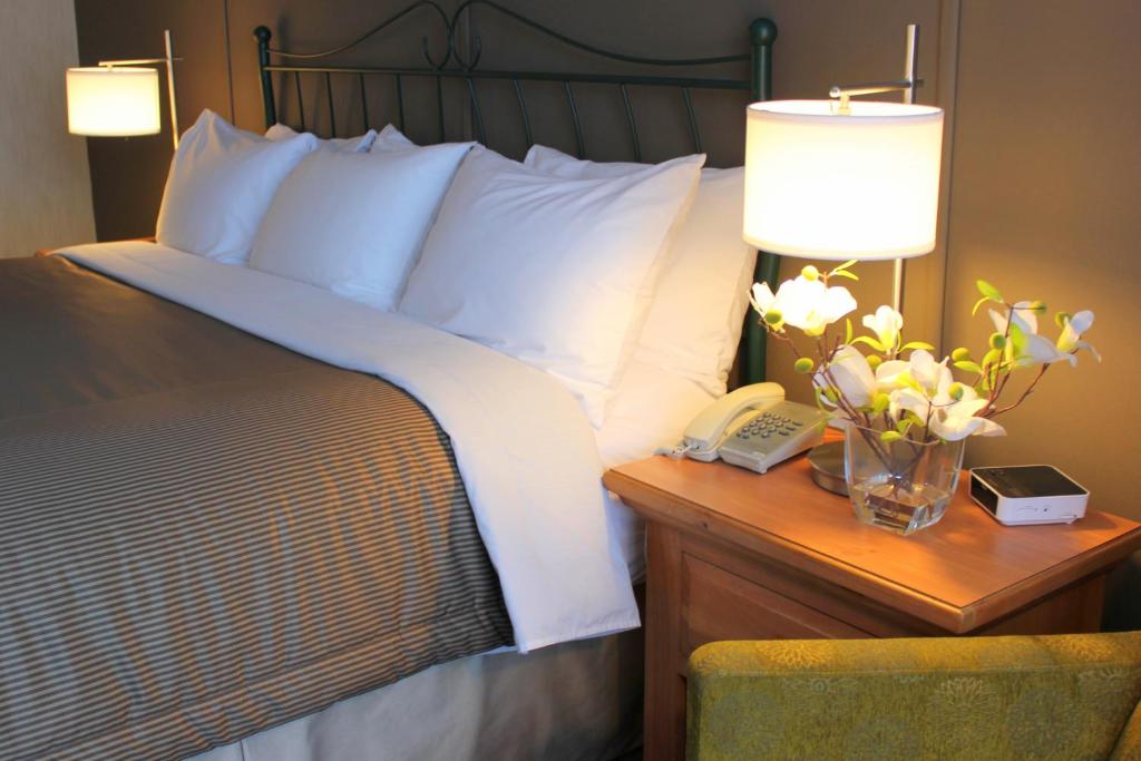 Una cama o camas en una habitación de Confederation Place Hotel
