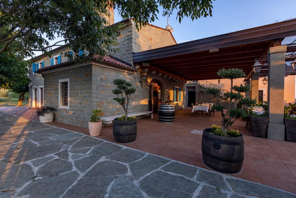 瑟切烏列的住宿－Residence Gold Istra，种植了盆栽植物的庭院和建筑