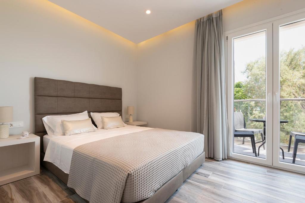 Postel nebo postele na pokoji v ubytování Kyma Rooms & Suites