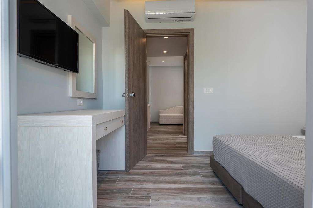 Postel nebo postele na pokoji v ubytování Kyma Rooms & Suites