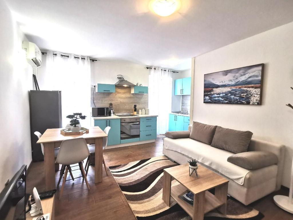 een woonkamer met een bank en een tafel bij A Charming One-bedroom Apartment in the Heart of ‘Rovinj’ in Rovinj