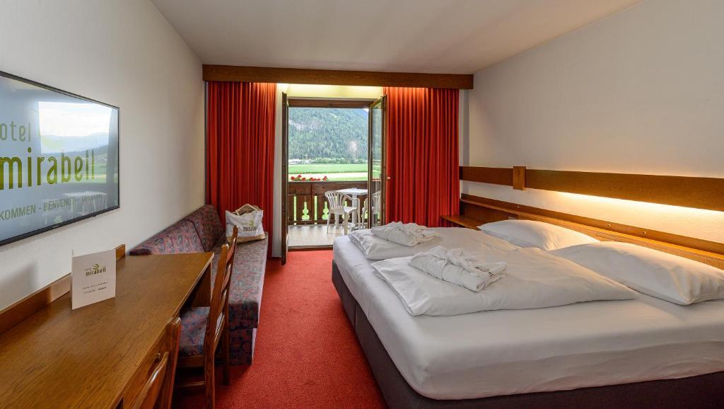 Postel nebo postele na pokoji v ubytování Hotel Mirabell