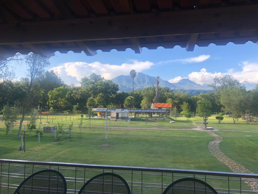 Nespecifikovaný výhled na hory nebo výhled na hory při pohledu z hotelu