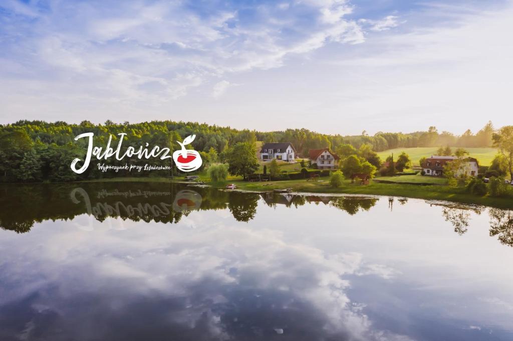 un reflejo de una casa en un lago en Wypoczynek na Kaszubach przy jeziorach i lasach, en Mokrzyn