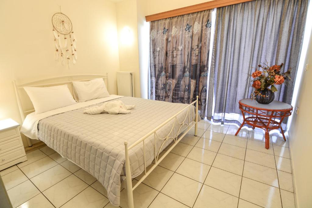 A bed or beds in a room at Mara's Apartments
