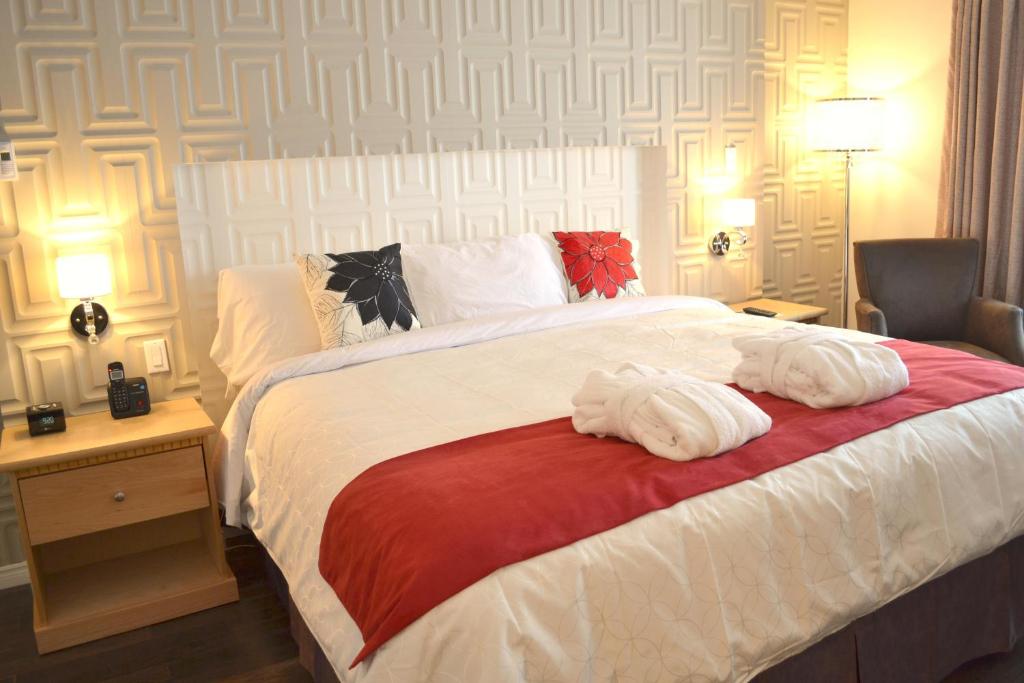 Una cama o camas en una habitación de Riôtel Carleton-sur-Mer