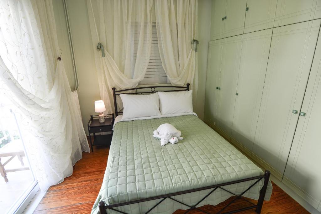 A bed or beds in a room at Mara's Apartments