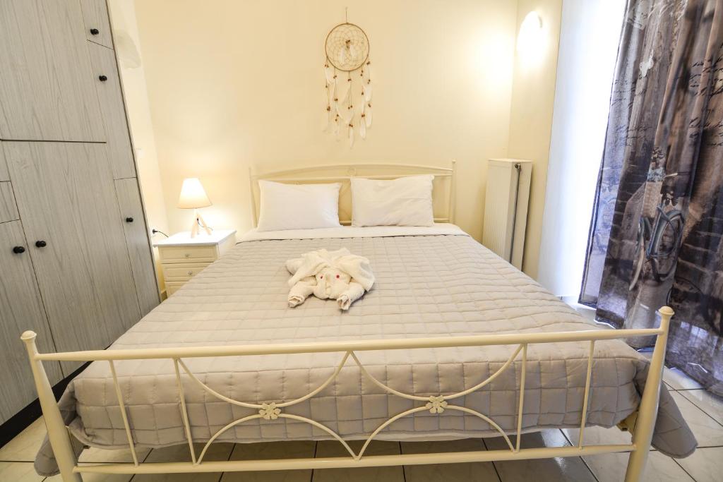 A bed or beds in a room at Mara's Apartments