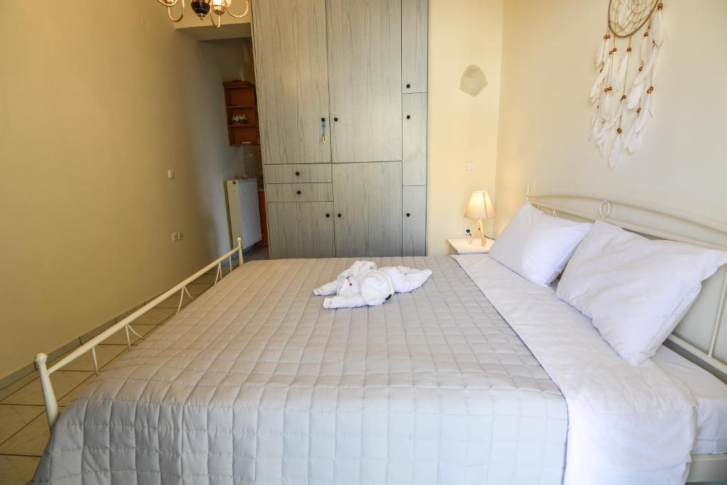 A bed or beds in a room at Mara's Apartments