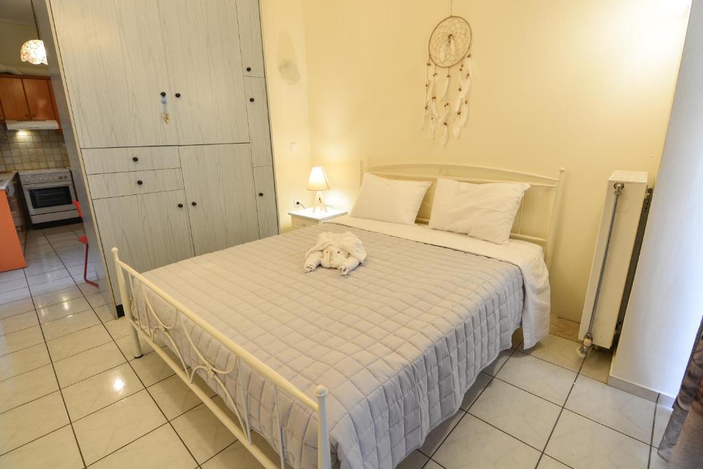 A bed or beds in a room at Mara's Apartments
