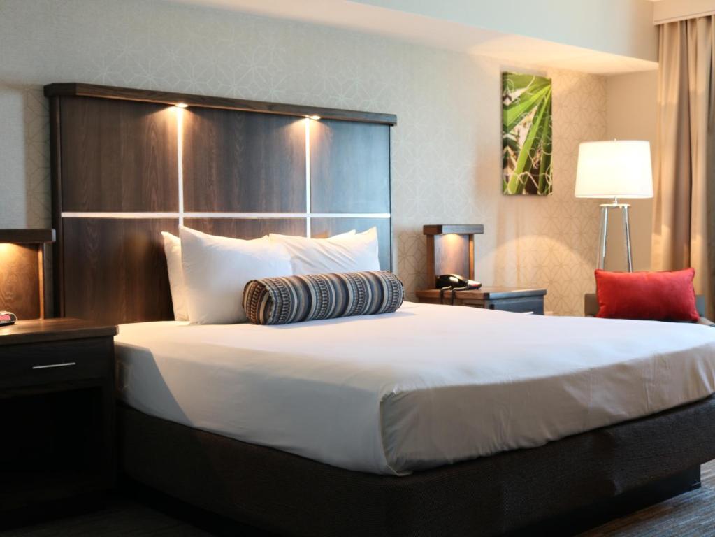een groot bed in een hotelkamer met een groot wit bed bij Avi Resort & Casino in Laughlin
