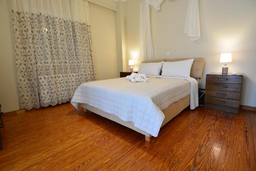 A bed or beds in a room at Mara's Apartments