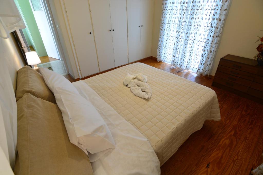 A bed or beds in a room at Mara's Apartments