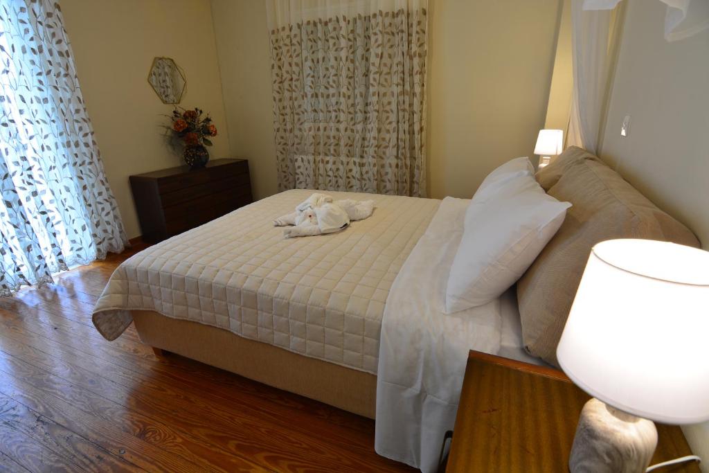 A bed or beds in a room at Mara's Apartments