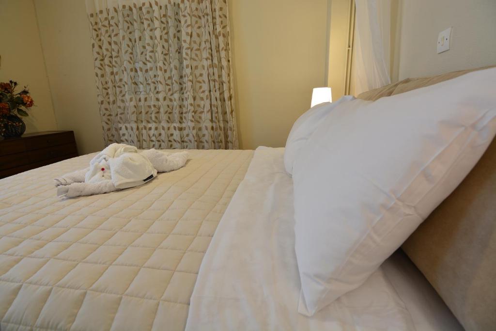 A bed or beds in a room at Mara's Apartments