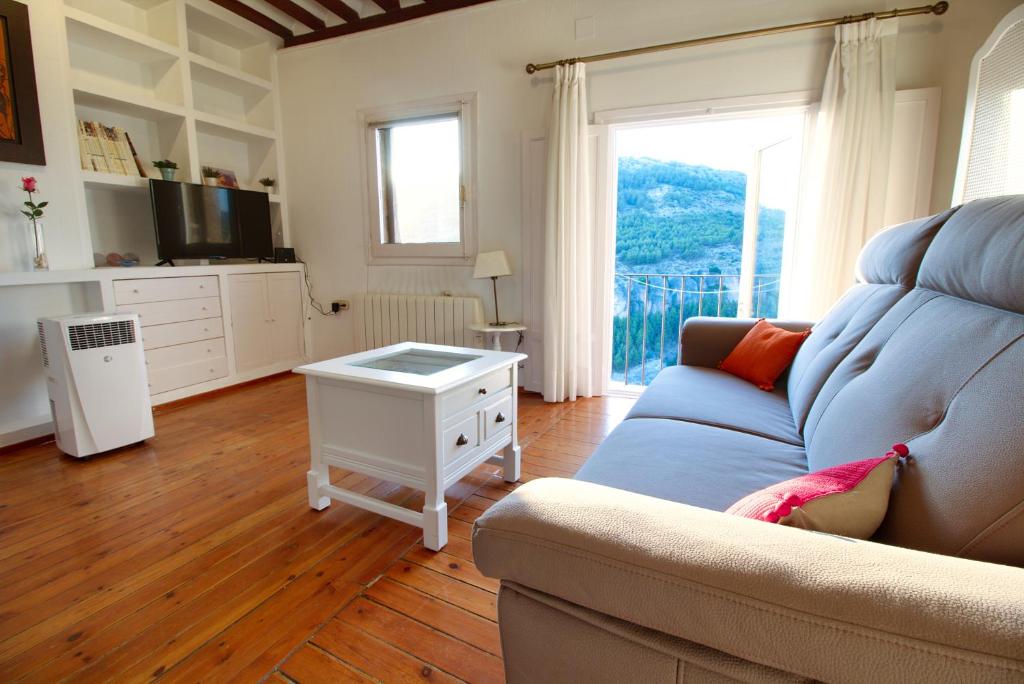 a living room with a couch and a table at Cuencaloft Pintoresco Estudio in Cuenca