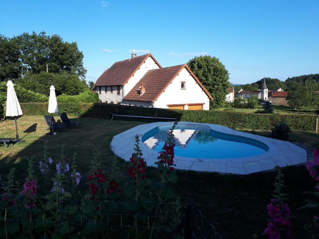 The swimming pool at or close to Chez Nathalie Et Jean Claude