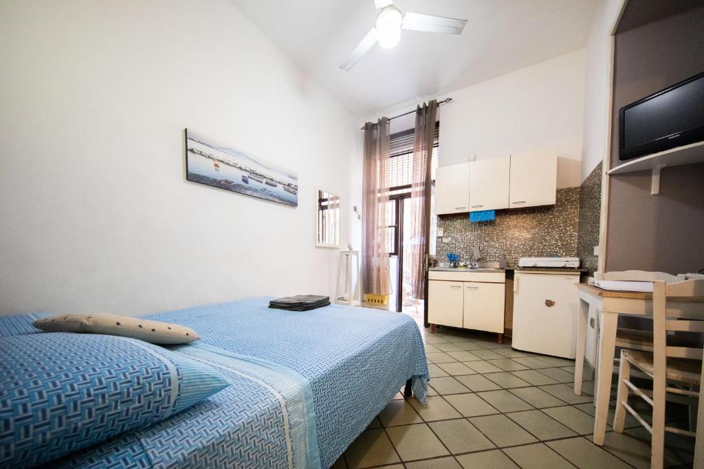カステッランマーレ・ディ・スタービアにあるCozy room inside “La Tavernetta”のベッドルーム(青いベッド1台付)、キッチン