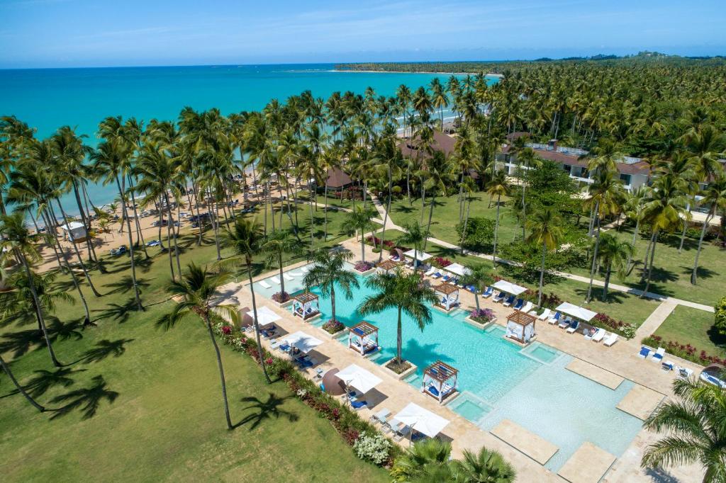 una vista aérea de un complejo con piscina y palmeras en Viva V Samana by Wyndham, A Trademark Adults All Inclusive en Las Terrenas