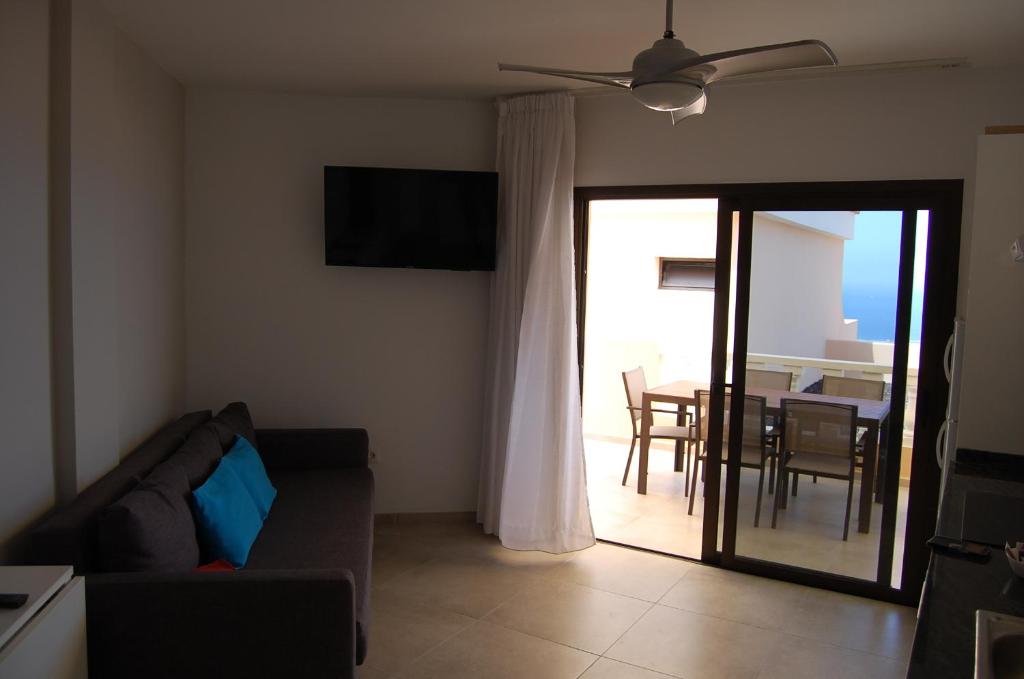 Televízia a/alebo spoločenská miestnosť v ubytovaní Paradise Court Las Americas WiFi Pool 57
