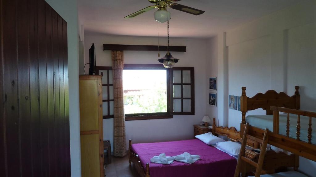 - une chambre avec 2 lits et une fenêtre dans l&#39;établissement Villa Oasis, à Potidée