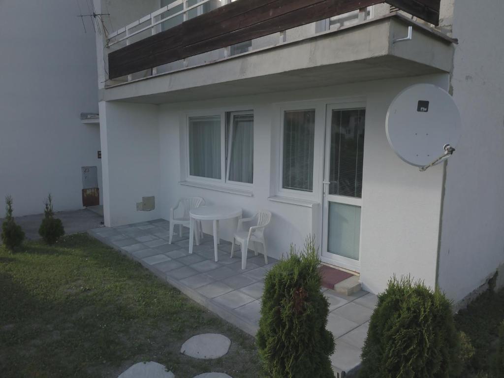 a patio with a table and chairs in front of a house at Apartmán Choč in Lúčky