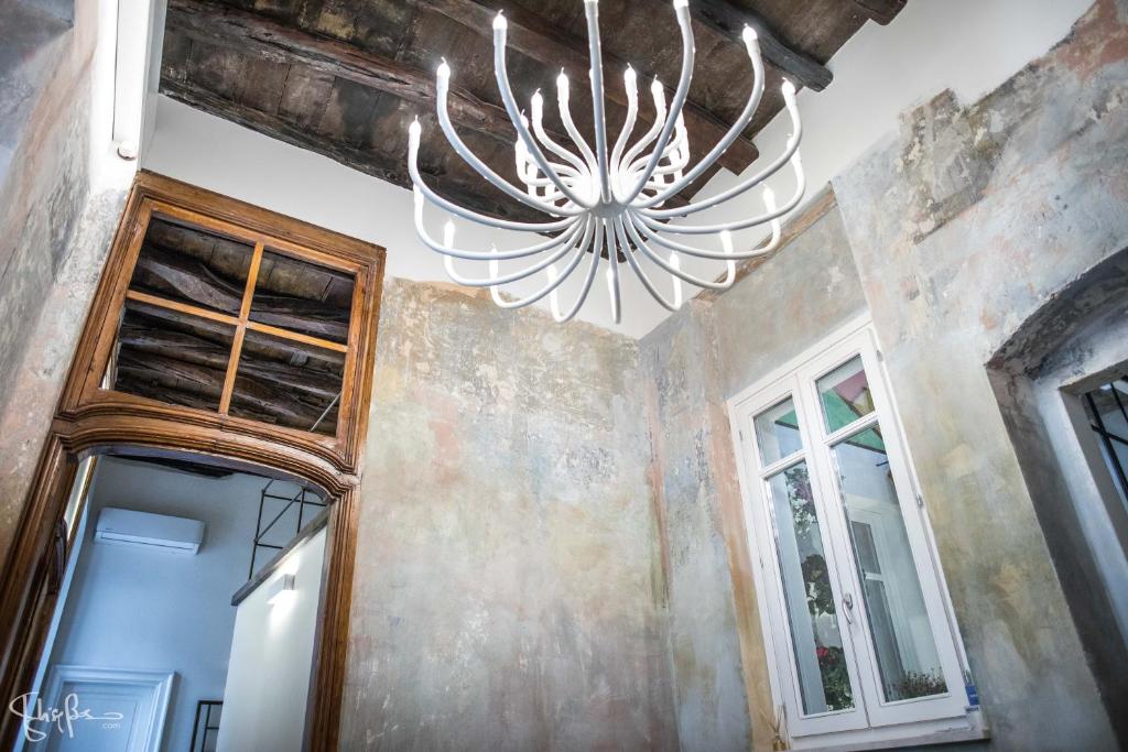 una lámpara de araña colgando del techo de una habitación en Arcipelago 37, en Cagliari