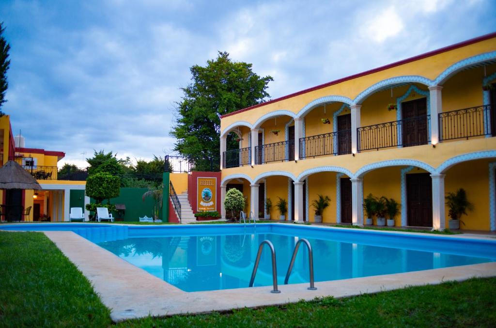 Bazén v ubytování Hotel Tuul nebo v jeho okolí
