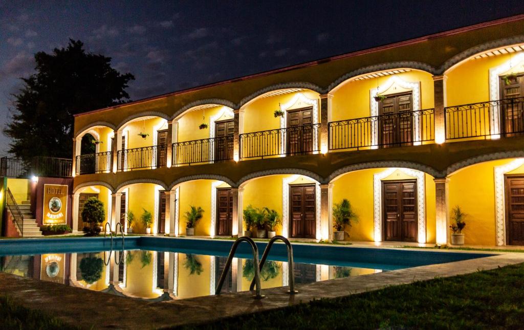 Bazén v ubytování Hotel Tuul nebo v jeho okolí