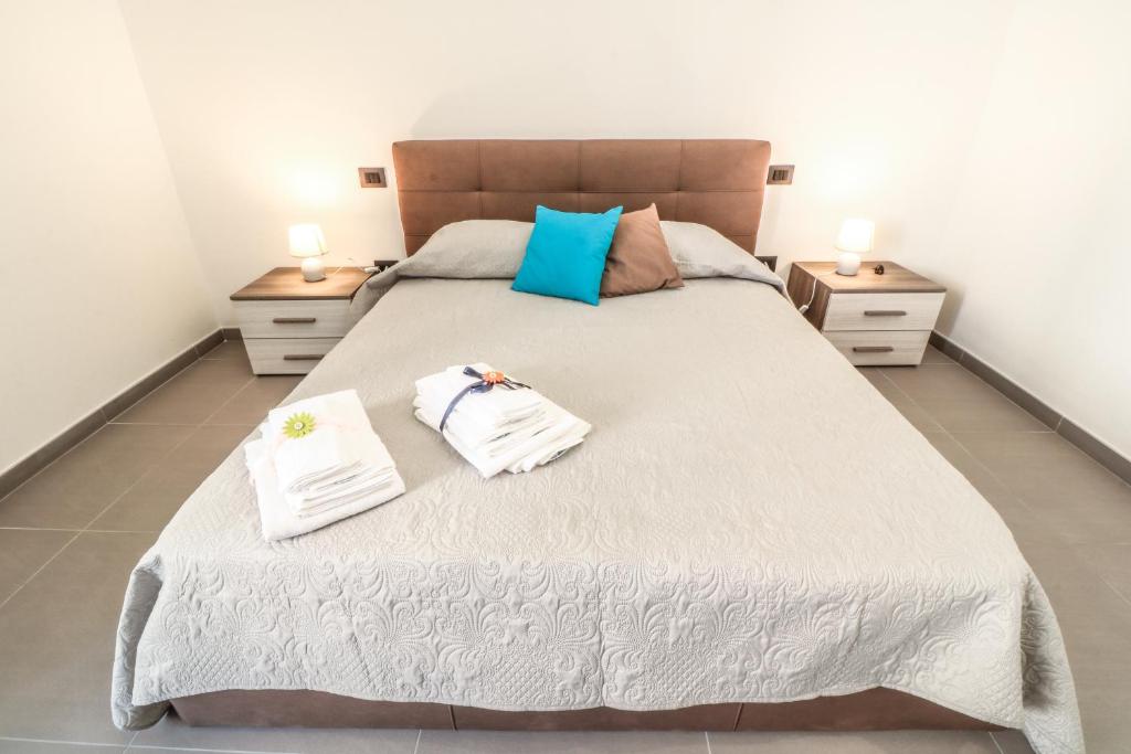 um quarto com uma cama grande com duas almofadas em Villa Annunziata B&B em Ercolano