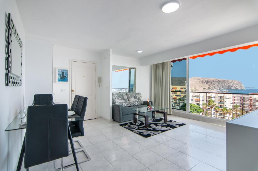 un salon avec un canapé et une table dans l'établissement LA ESTRELLA 1A020, à Los Cristianos