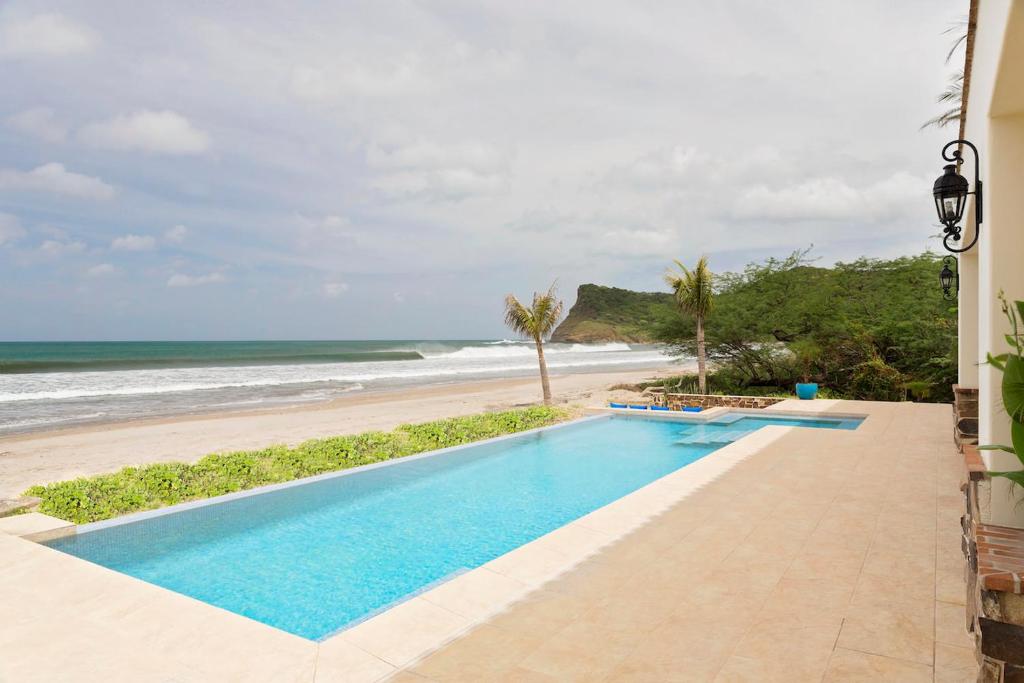 - une piscine en face d'une plage dans l'établissement Fort Walker (Beachfront House+Studio), à Rivas
