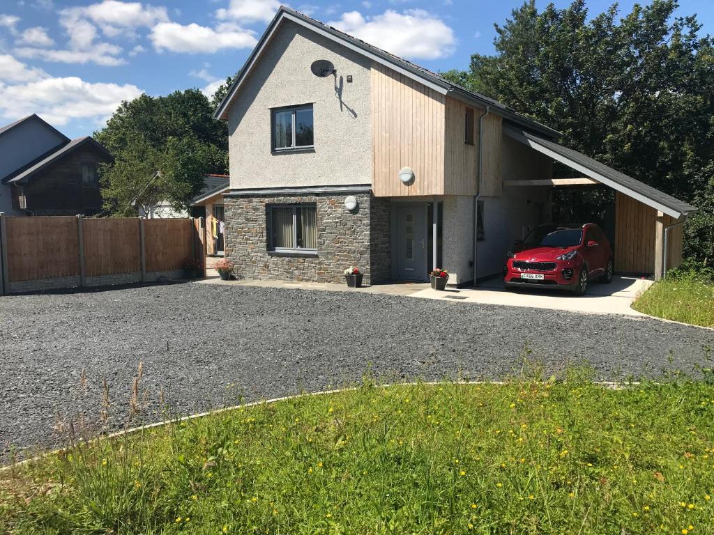 una casa con un coche aparcado en la entrada en Moelfre B&B en Machynlleth