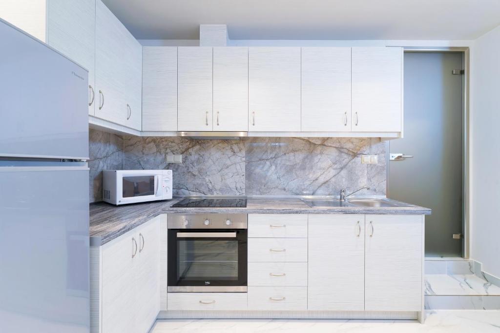 Kuchyň nebo kuchyňský kout v ubytování Eridon Suites