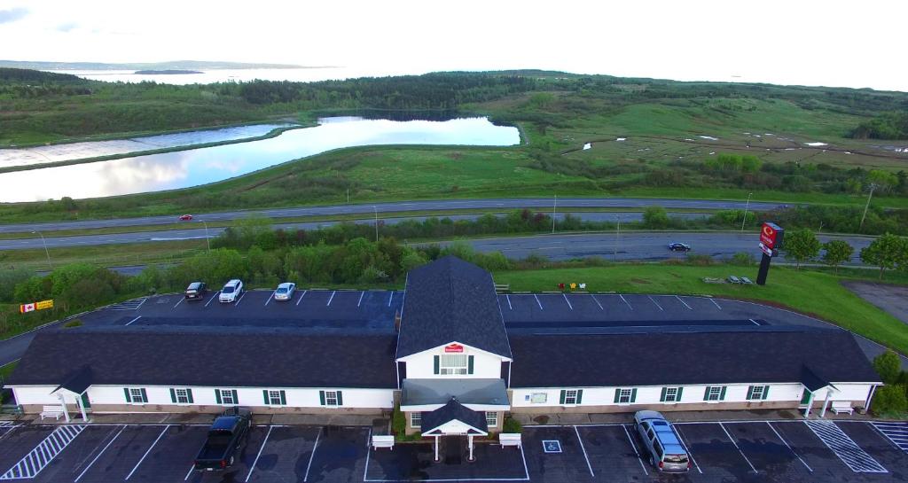 uma vista aérea de um edifício com painéis solares no telhado em Econo Lodge Inn & Suites Saint John em Saint John