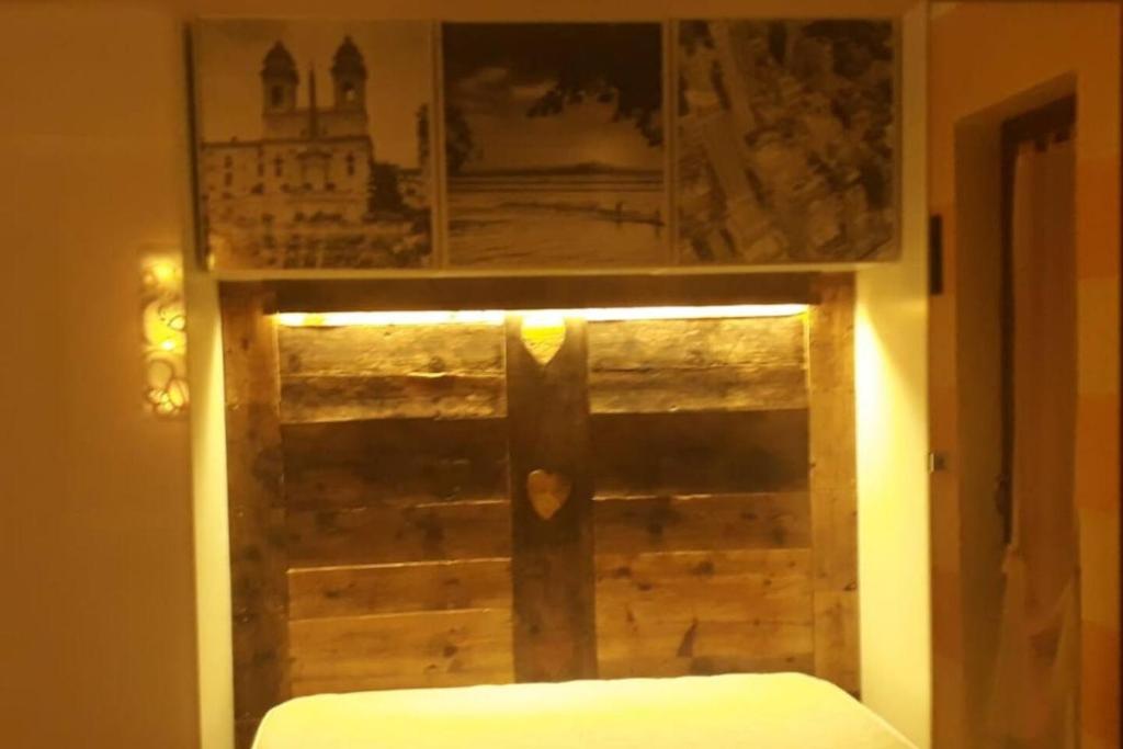 una finestra con porta in legno in una stanza di Le Chat Riant a Fenis