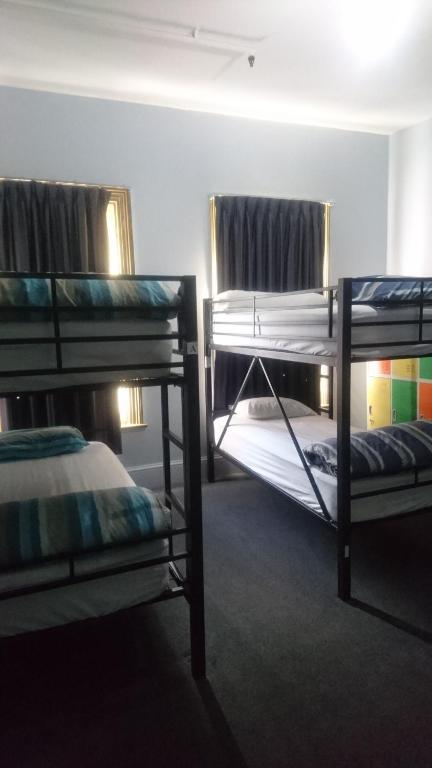 Postel nebo postele na pokoji v ubytování Backpackers Imperial Hotel
