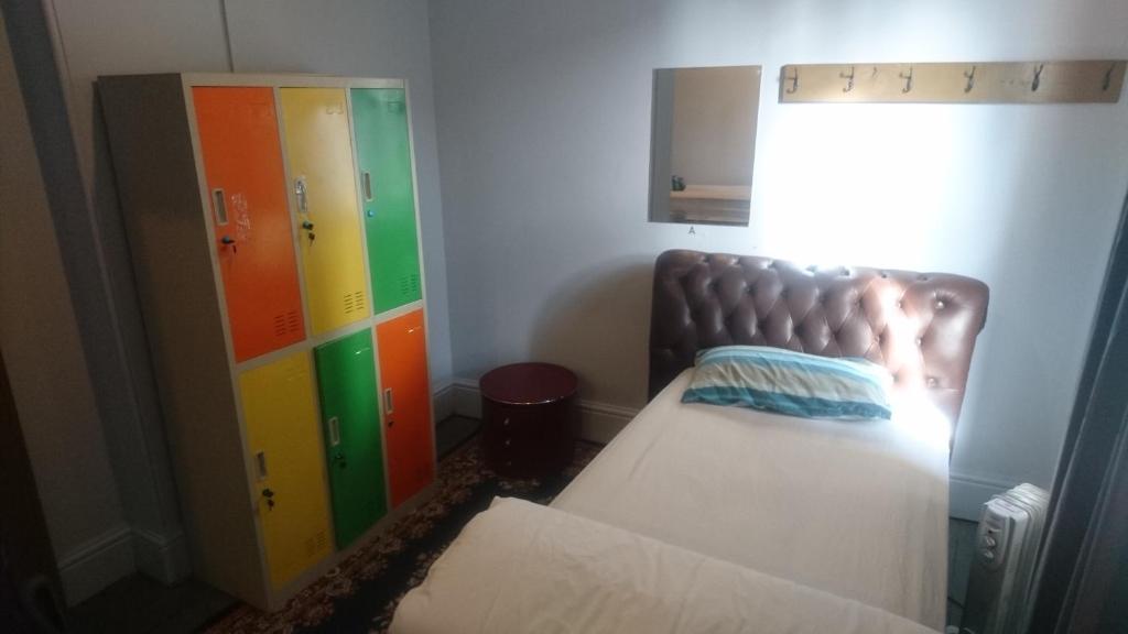 Postel nebo postele na pokoji v ubytování Backpackers Imperial Hotel