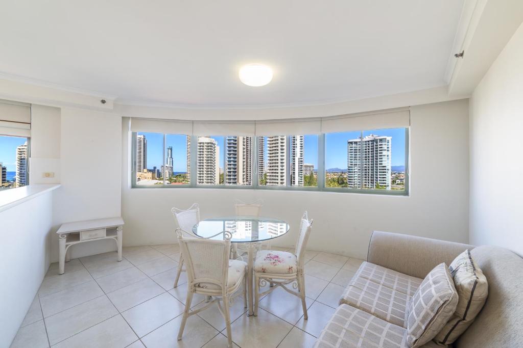 The Meriton Apartments on Main Beach - Resim 32