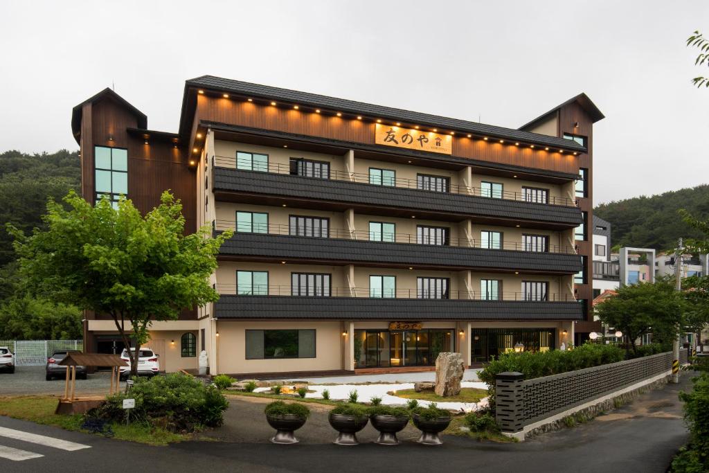 un edificio con luces en la parte delantera en Tomonoya Ryokan Geoje, en Geoje