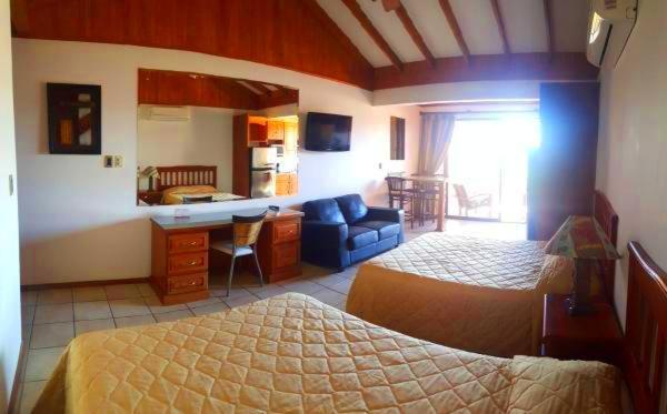 Postel nebo postele na pokoji v ubytování Flamingo Marina Resort Studio