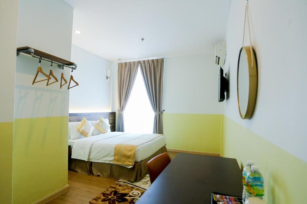 Postel nebo postele na pokoji v ubytování The Explorer Hotel