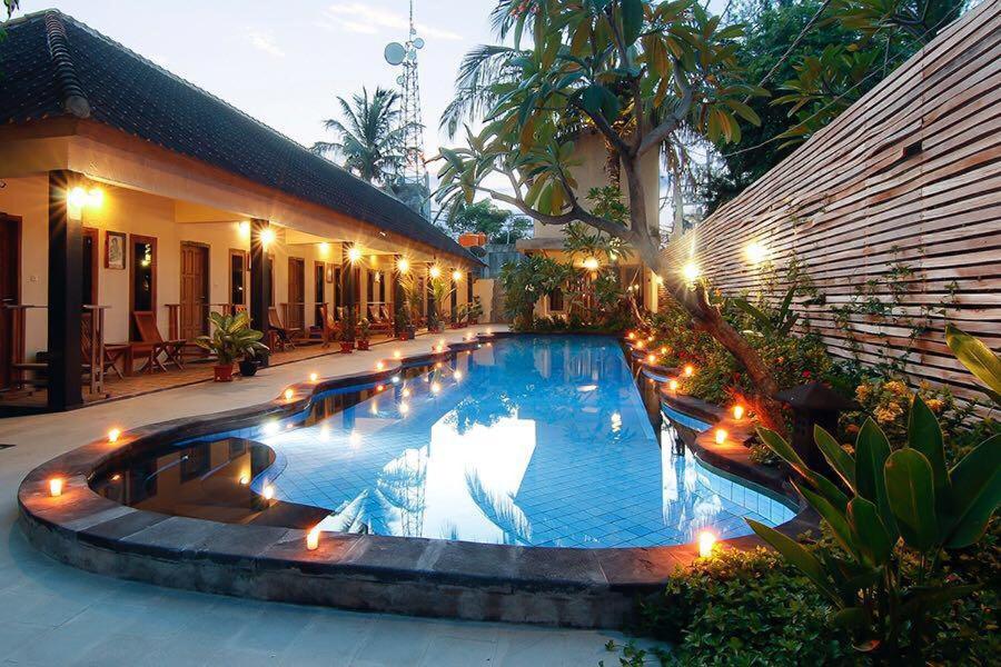 a swimming pool in the middle of a house at Sama Sama Bungalows in Gili Trawangan