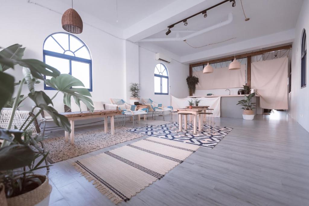 a living room with a table and a kitchen at Island River in Green Island