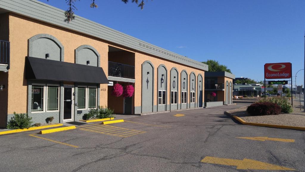 an empty parking lot in front of a building at Econolodge Vernon in Vernon