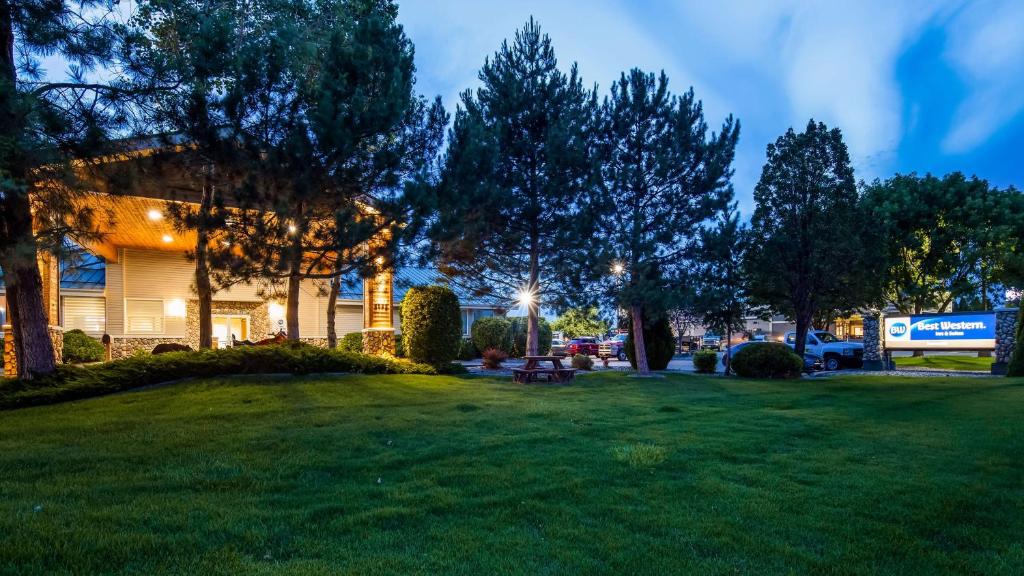 a lawn in front of a house at night at Best Western Sawtooth Inn and Suites in Jerome