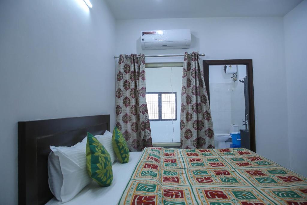 Aradhana's Home Stay - Double Room With Balcony