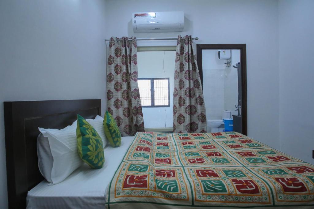 Aradhana's Home Stay - Deluxe Double Room