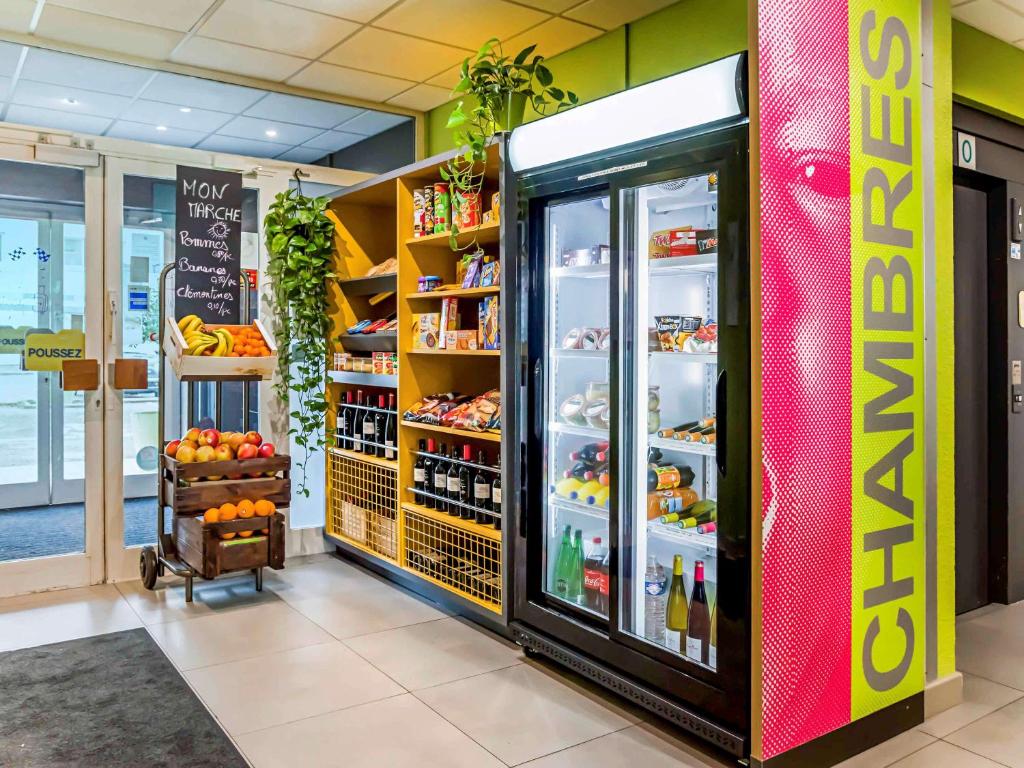 Supermarket nebo jiné obchody v  hotelu nebo okolí